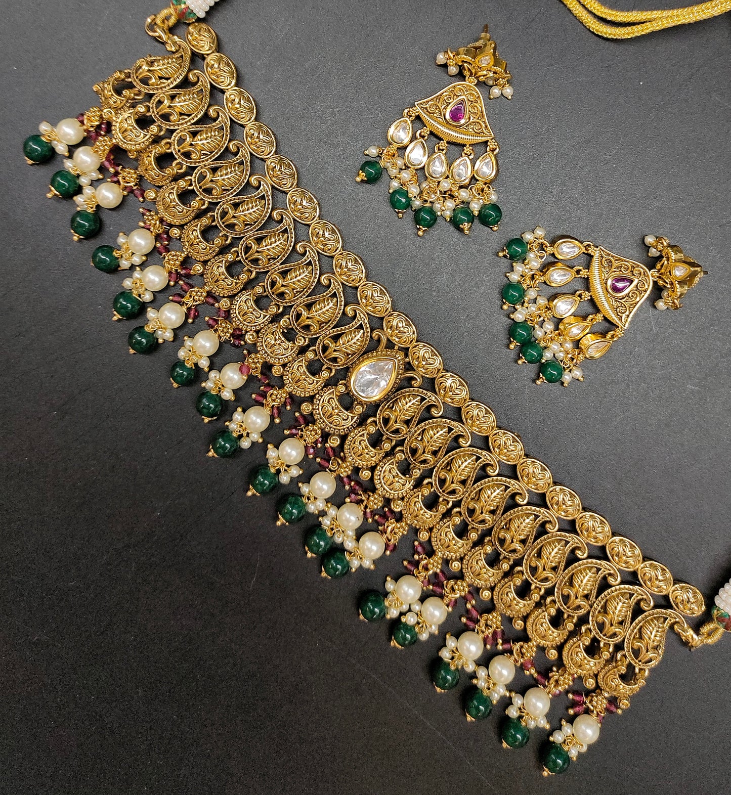 ANTIK CHOCKER