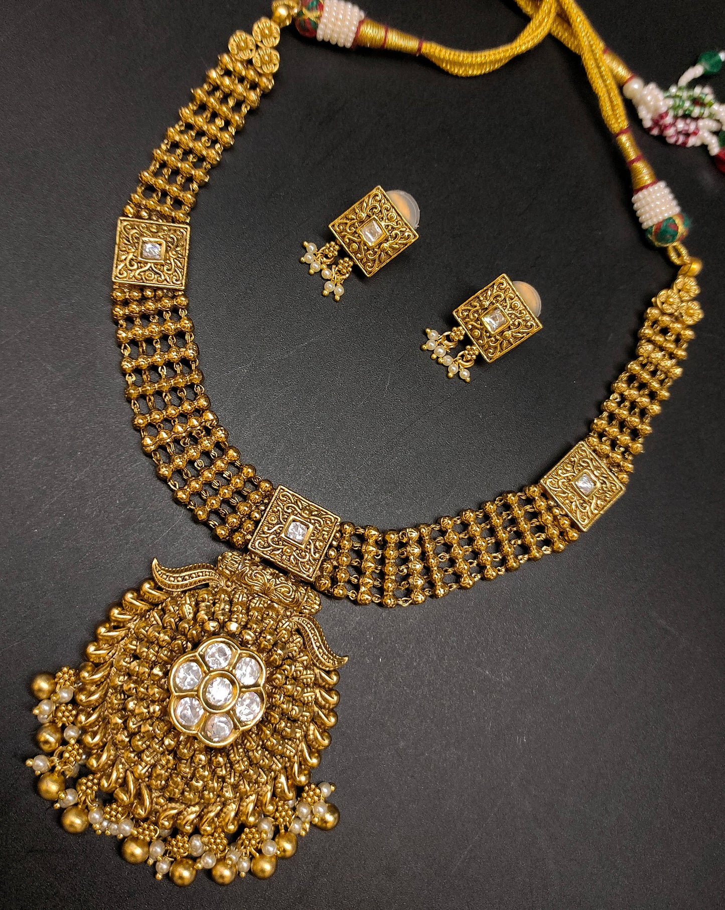 ANTIK NECKSET WITH GOLDEN BALLS