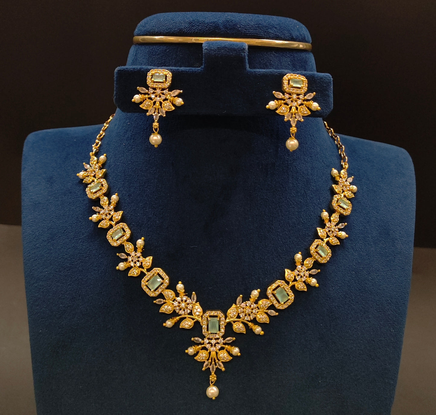 SIMPLE NECKSET