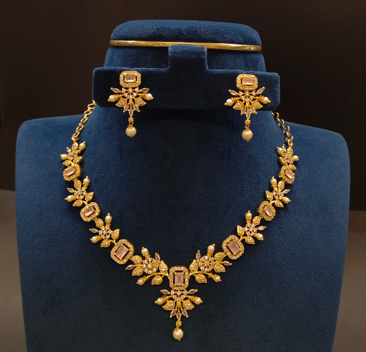 SIMPLE NECKSET