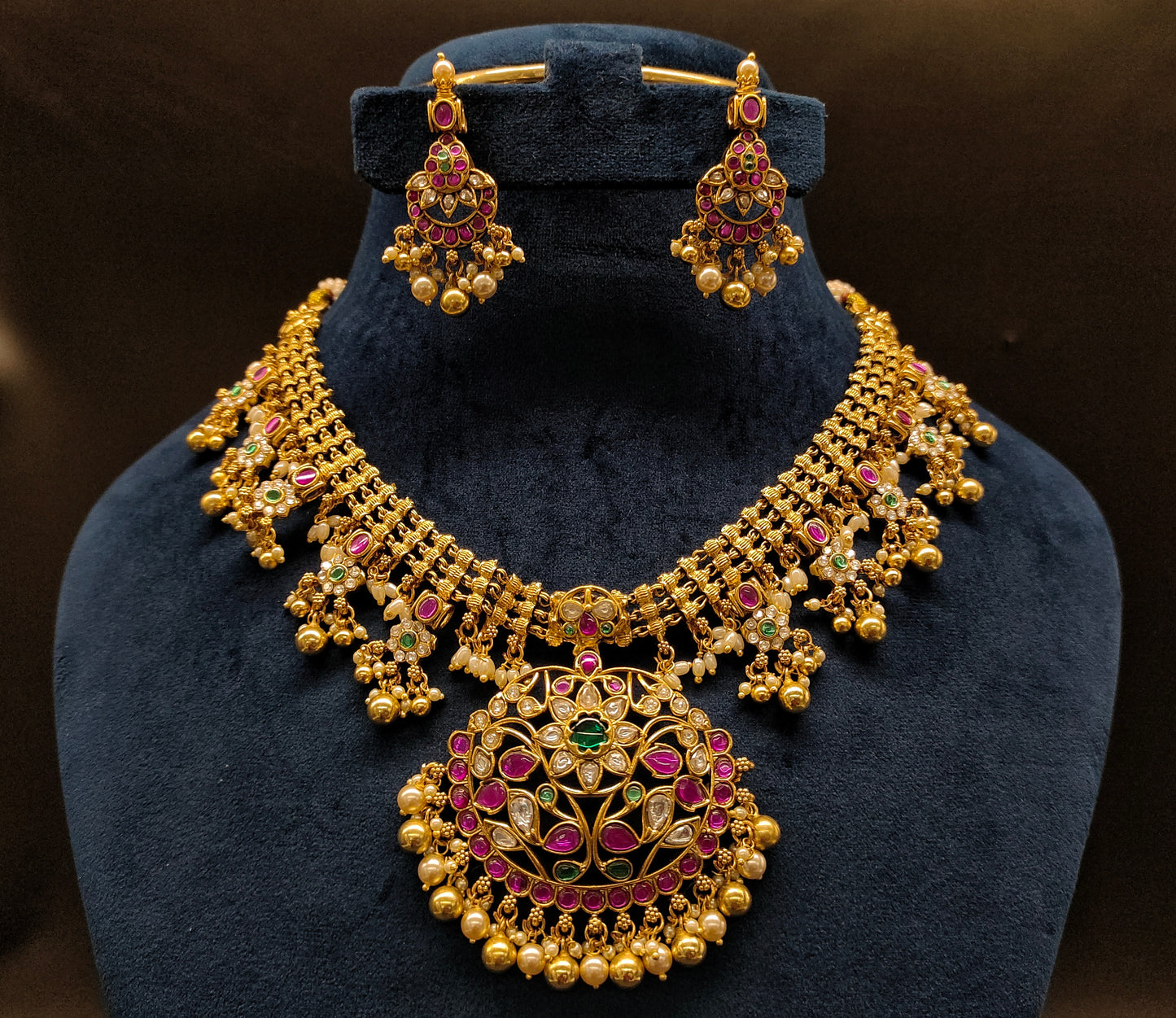JADAU NECKSET WITH FLOWER DESIGN