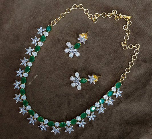 SIMPLE NECKLACE WITH FLOWERS