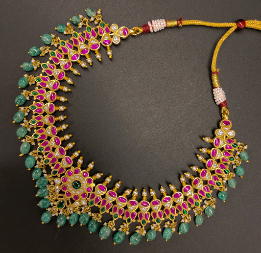 JADAU NECKLACE WITH FLOWER DESIGN