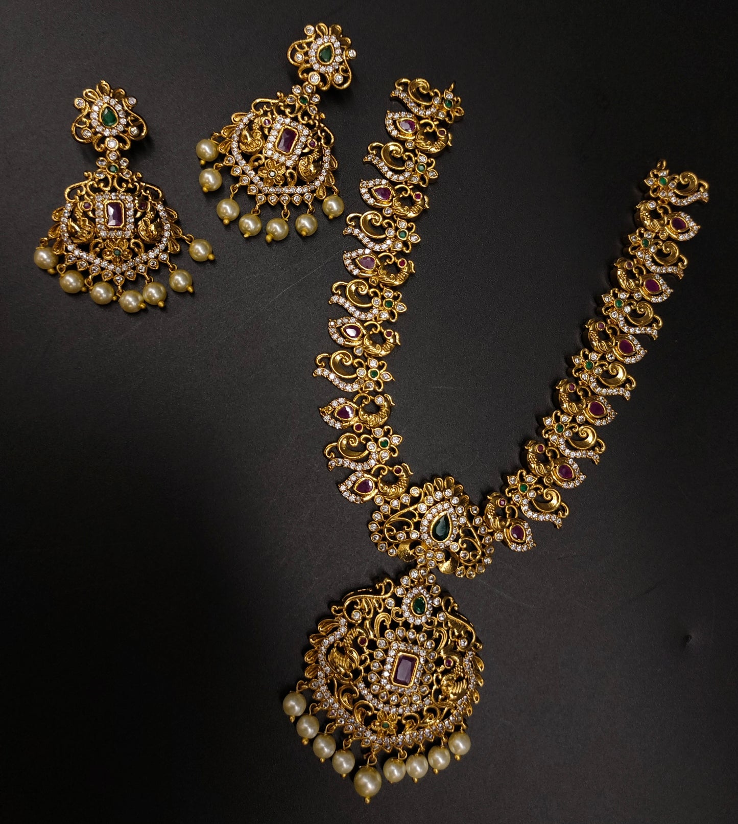 NECKSET WITH PEACOCK DESIGN