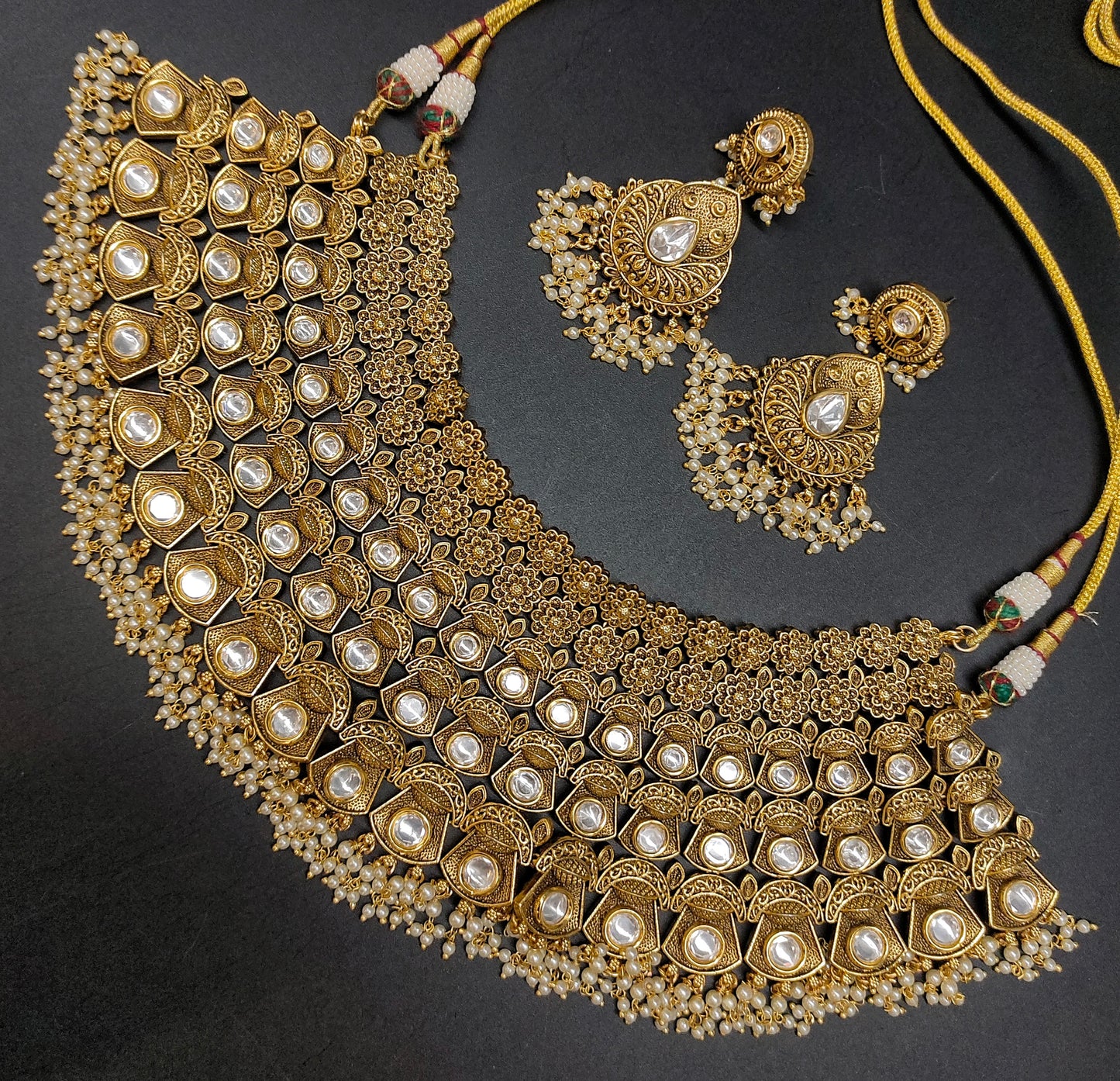 ANTIK CHOCKER