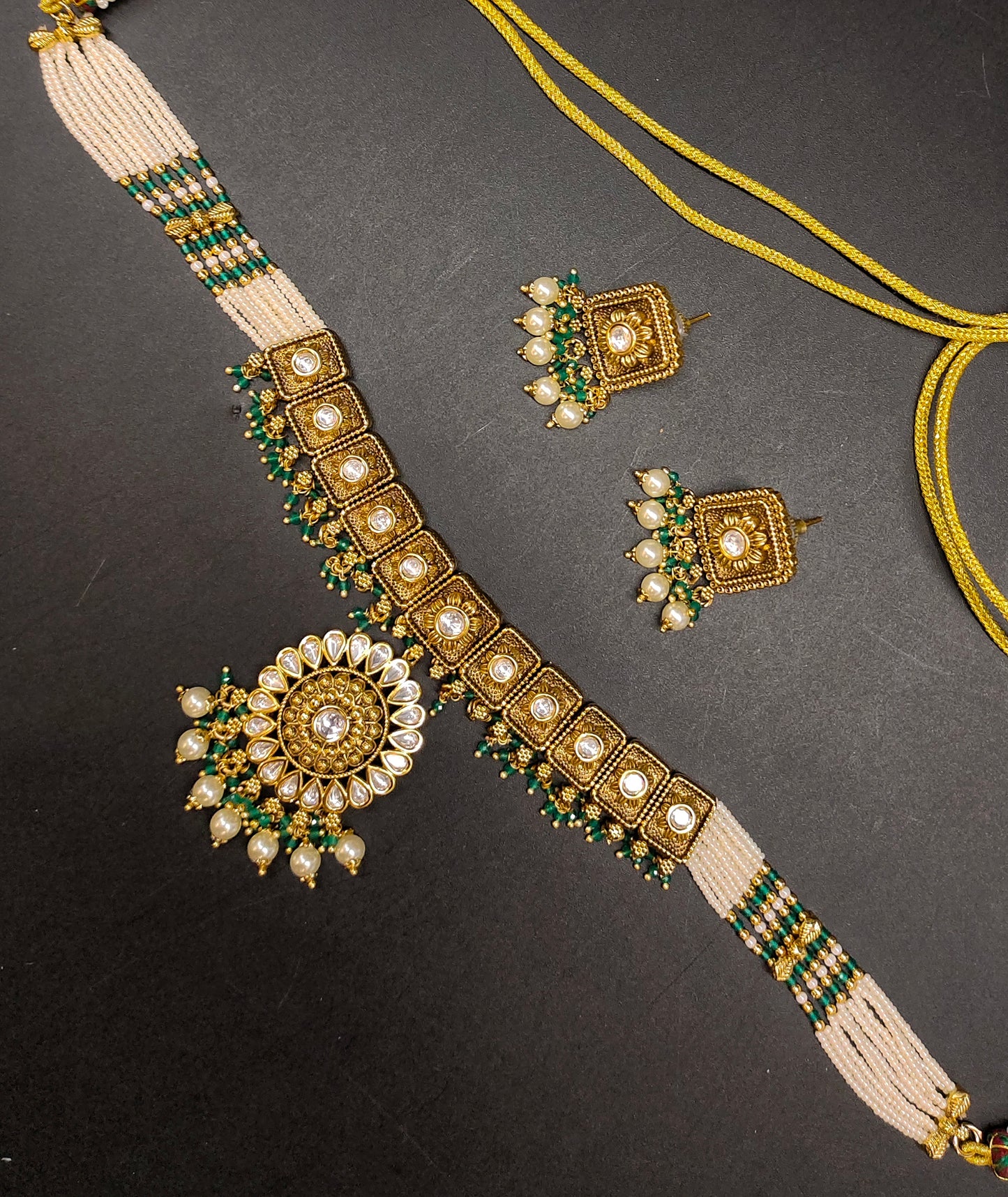 MOTI NAKSHI CHOCKER