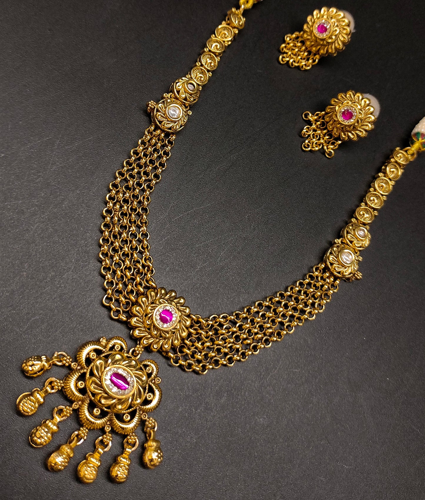 ANTIK NECKLACE