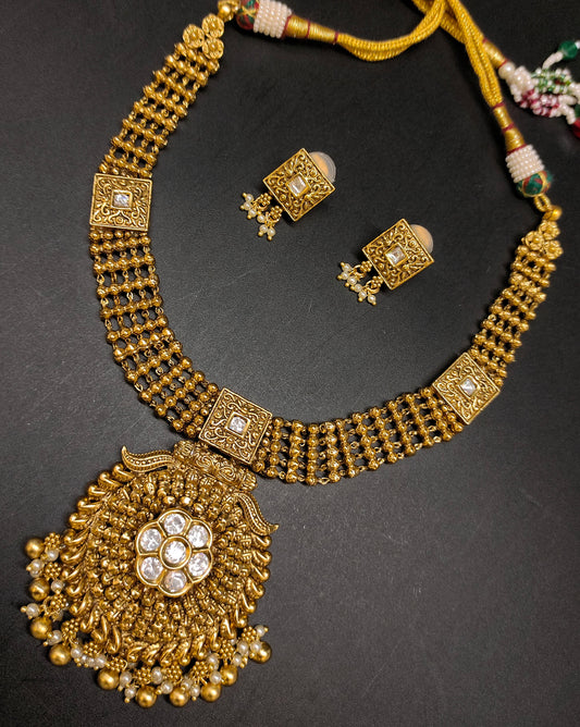 ANTIK NECKSET WITH GOLDEN BALLS