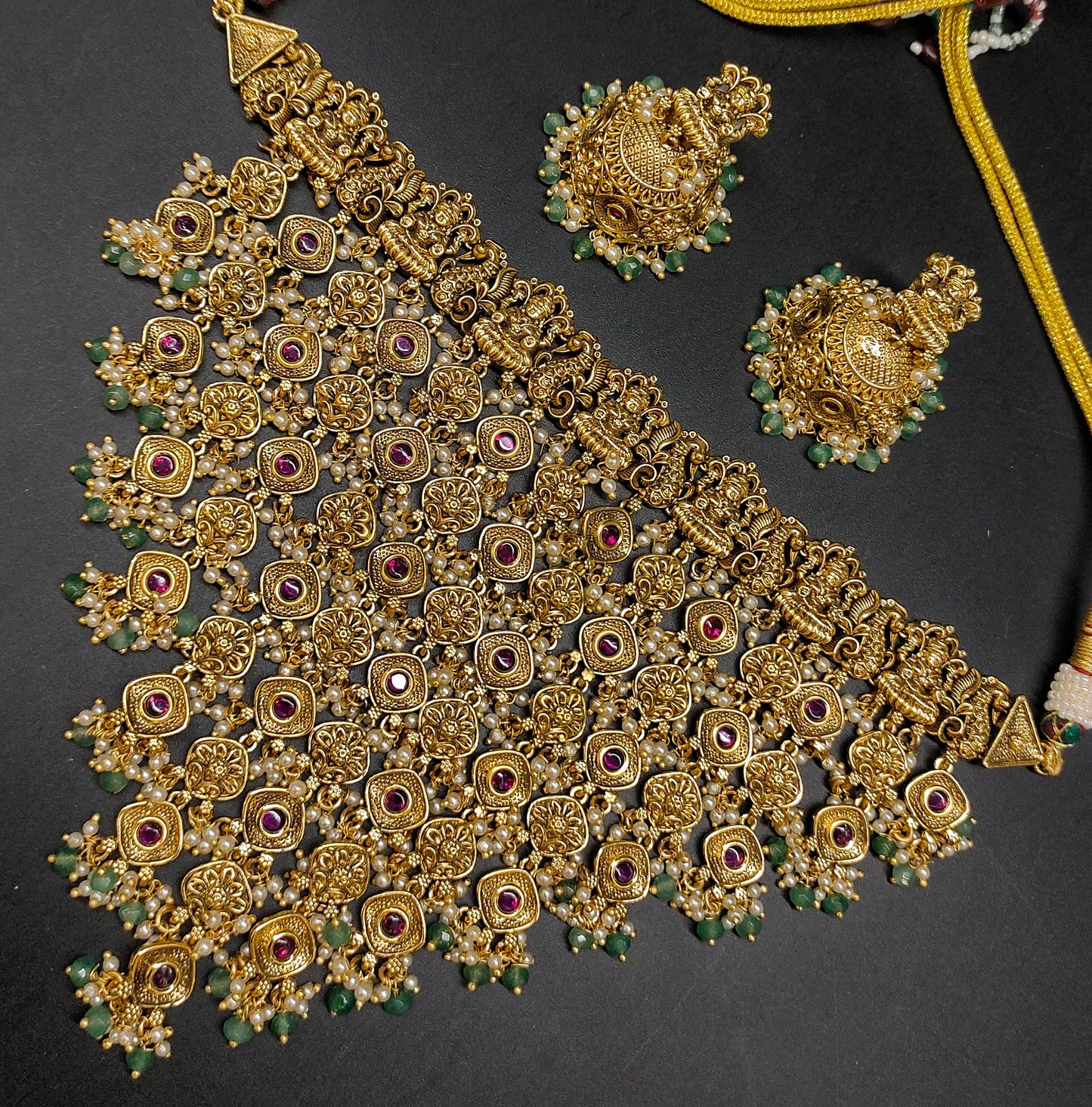 ANTIK NAKSHI CHOCKER
